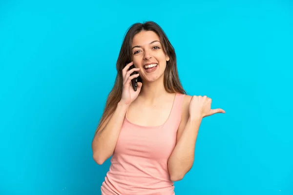 Giovane Donna Caucasica Utilizzando Telefono Cellulare Isolato Sfondo Blu Che — Foto Stock
