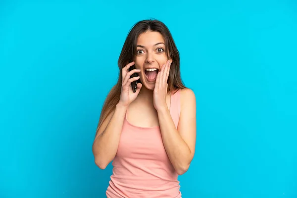 Jeune Femme Caucasienne Utilisant Téléphone Mobile Isolé Sur Fond Bleu — Photo