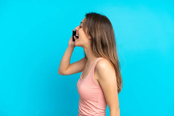 Giovane Donna Caucasica Utilizzando Telefono Cellulare Isolato Sfondo Blu Ridere — Foto Stock
