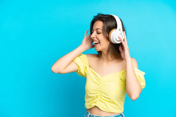 Νεαρή Καυκάσια Γυναίκα Απομονωμένη Μπλε Φόντο Ακούγοντας Μουσική Και Τραγουδώντας — Φωτογραφία Αρχείου