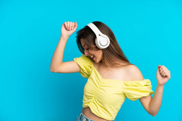 Joven Mujer Caucásica Aislada Sobre Fondo Azul Escuchando Música Bailando —  Fotos de Stock