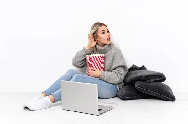 Adolescente Ragazza Bionda Mangiare Popcorn Mentre Guarda Film Sul Computer — Foto Stock