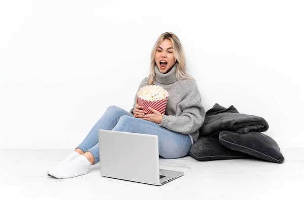 Teenager Blonde Girl Eating Popcorn While Watching Movie Laptop Shouting — Foto Stock