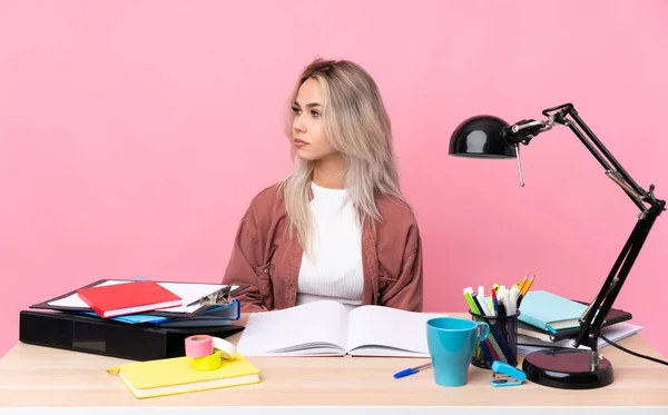 Joven Estudiante Mujer Trabajando Una Mesa Mirando Lado — Foto de Stock