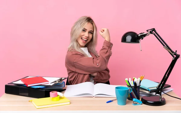 Giovane Studentessa Che Lavora Tavolo Facendo Gesto Forte — Foto Stock