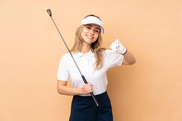 Adolescente Russo Menina Isolado Fundo Bege Jogar Golfe Orgulhoso Mesmo — Fotografia de Stock