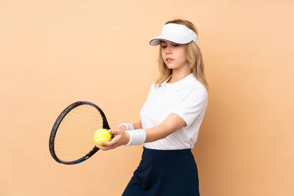 Adolescente Ragazza Russa Isolato Sfondo Beige Giocare Tennis — Foto Stock