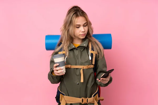 Adolescente Rusa Montañista Chica Con Una Gran Mochila Aislada Sobre —  Fotos de Stock