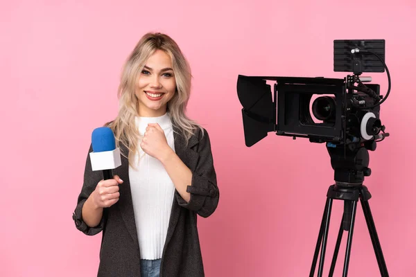 Reporterin Hält Ein Mikrofon Der Hand Und Berichtet Vor Isoliertem — Stockfoto