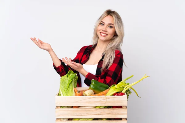Farmer Dziewczyna Trzyma Kosz Pełen Świeżych Warzyw Odizolowanym Białym Tle — Zdjęcie stockowe