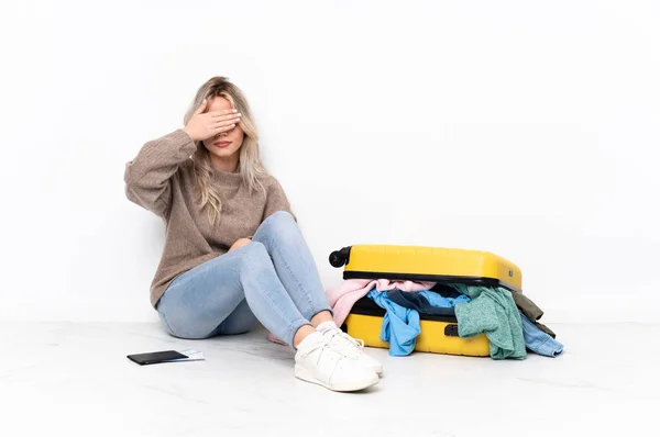 Teenager Blonde Girl Suitcase Full Clothes Sitting Floor Covering Eyes — Foto Stock