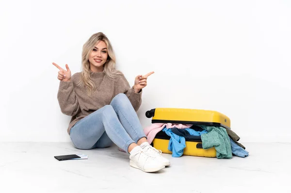 Teenager Blonde Girl Suitcase Full Clothes Sitting Floor Pointing Finger — Foto Stock