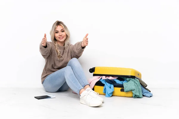 Teenager Blonde Girl Suitcase Full Clothes Sitting Floor Presenting Inviting — Foto Stock