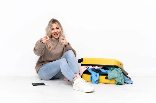 Teenager Blonde Girl Suitcase Full Clothes Sitting Floor Pointing Front — Foto Stock