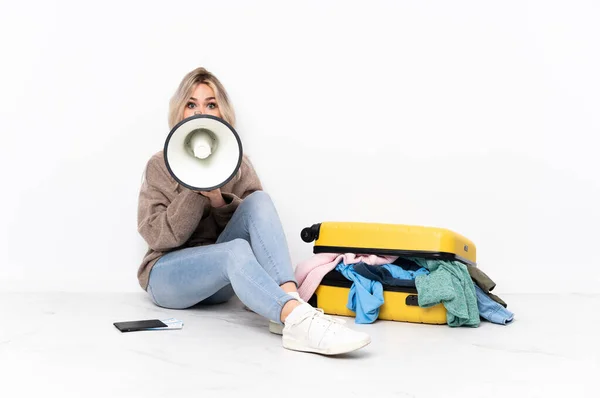 Teenager Ragazza Bionda Con Una Valigia Piena Vestiti Seduti Sul — Foto Stock