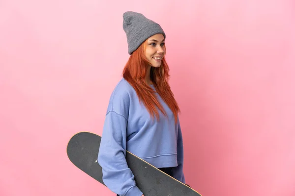 Tiener Russisch Meisje Geïsoleerd Roze Achtergrond Met Een Skate — Stockfoto