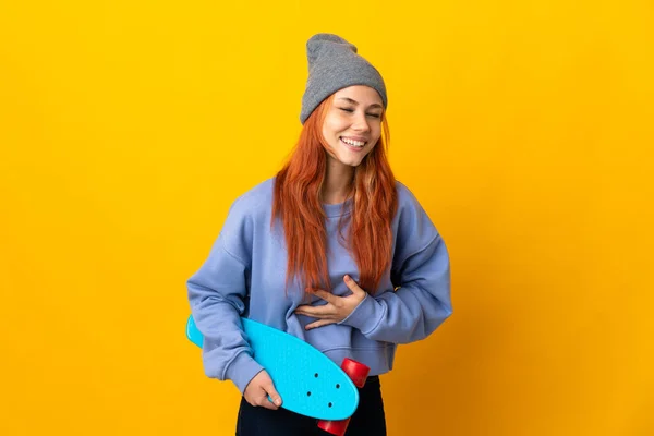 Adolescente Russo Skatista Menina Isolada Fundo Amarelo Sorrindo Muito — Fotografia de Stock