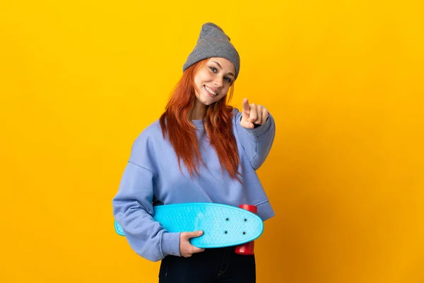 Adolescente Rusa Skater Chica Aislado Amarillo Fondo Apuntando Frente Con —  Fotos de Stock