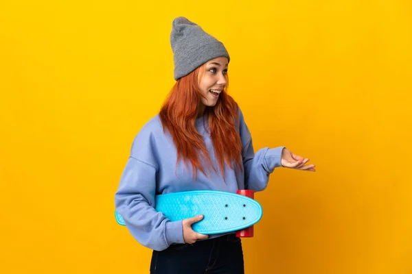 Adolescente Russo Skater Menina Isolada Fundo Amarelo Com Expressão Surpresa — Fotografia de Stock