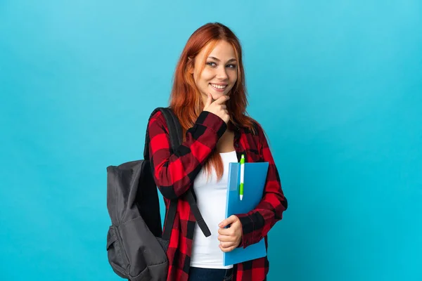 Adolescente Estudiante Rusa Chica Aislado Fondo Azul Mirando Lado Sonriendo —  Fotos de Stock