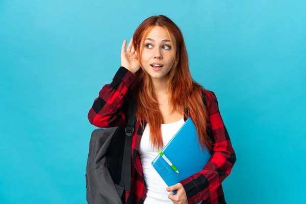 Tiener Student Russisch Meisje Geïsoleerd Blauwe Achtergrond Luisteren Naar Iets — Stockfoto