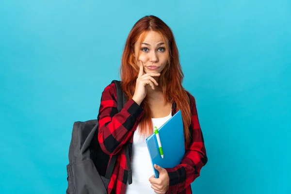 Tiener Student Russisch Meisje Geïsoleerd Blauwe Achtergrond Denken — Stockfoto