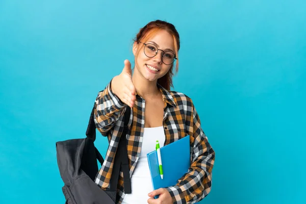 Teenager Student Russische Mädchen Isoliert Auf Blauem Hintergrund Schüttelt Hände — Stockfoto