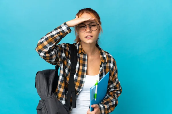 Tiener Student Russisch Meisje Geïsoleerd Blauwe Achtergrond Kijken Ver Weg — Stockfoto