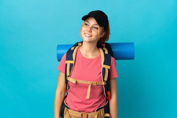 Adolescente Rusa Excursionista Chica Aislado Fondo Azul Mirando Lado Sonriendo —  Fotos de Stock