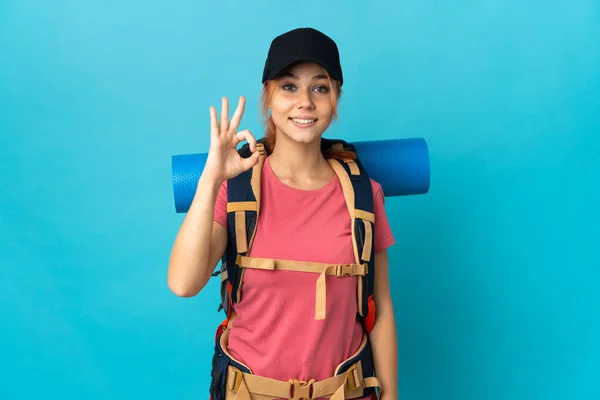 Adolescente Rusa Excursionista Chica Aislado Fondo Azul Mostrando Signo Con —  Fotos de Stock
