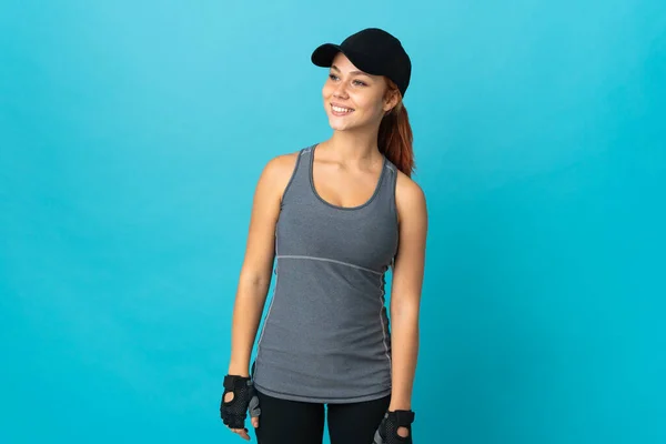 Nastolatek Sport Russian Dziewczyna Izolowane Niebieskim Tle Patrząc Bok Uśmiech — Zdjęcie stockowe