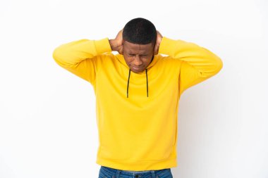 Beyaz arka planda izole edilmiş genç Latin adam hayal kırıklığına uğramış ve kulaklarını kapatmış.