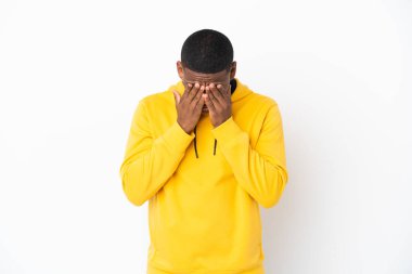 Beyaz arka planda izole edilmiş, yorgun ve hasta yüzlü genç bir latin.