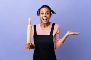 Yüzünde şok ifadesi olan şef üniforması giymiş genç bir kadın.