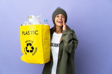 Elinde plastik dolu bir çanta tutan genç bir kadın ağzı açık bağırıyor.