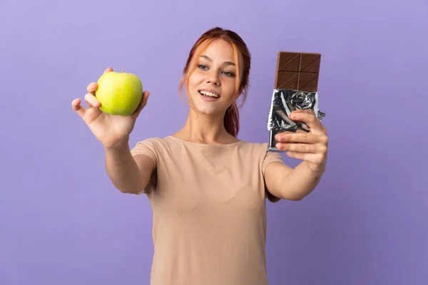 Teenager Ruské Dívka Izolované Fialovém Pozadí Přičemž Čokoládovou Tabletu Jedné — Stock fotografie