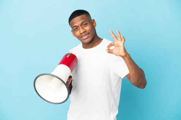 Young Latin Man Isolated Blue Background Holding Megaphone Showing Sign — Fotografia de Stock