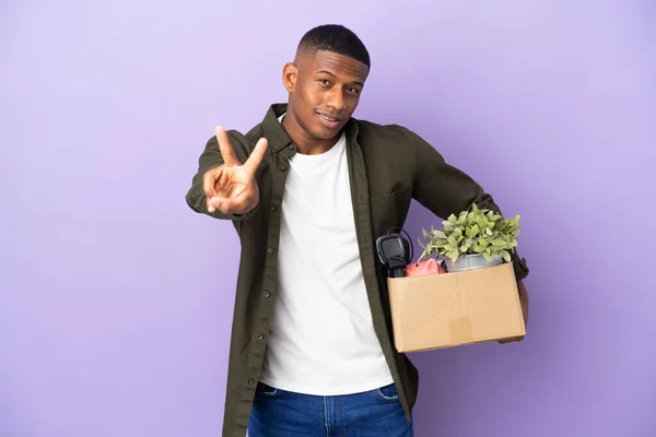 Latijnse Man Maakt Een Beweging Terwijl Hij Een Doos Vol — Stockfoto