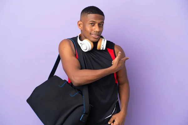 Jovem Esporte Latino Homem Com Saco Esporte Isolado Fundo Roxo — Fotografia de Stock