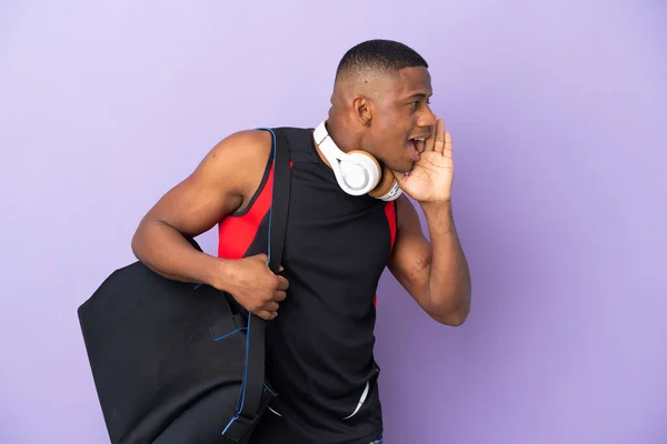 Young Sport Latin Man Sport Bag Isolated Purple Background Shouting — Fotografia de Stock