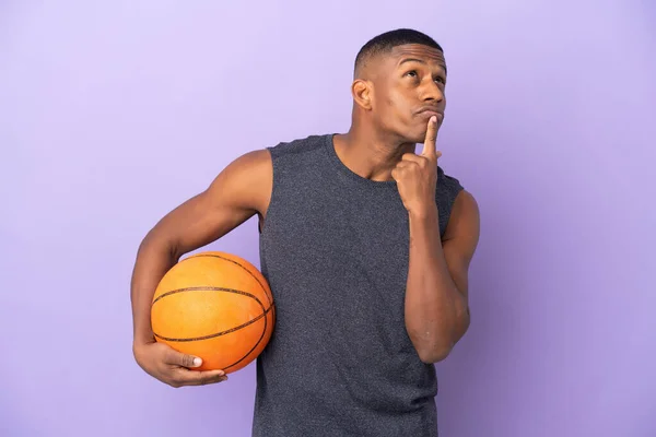 Young Basketball Latin Player Man Isolated Purple Background Having Doubts — Fotografia de Stock