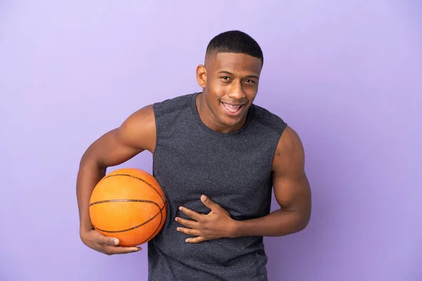 Pemain Basket Muda Latin Pria Terisolasi Latar Belakang Ungu Tersenyum — Stok Foto