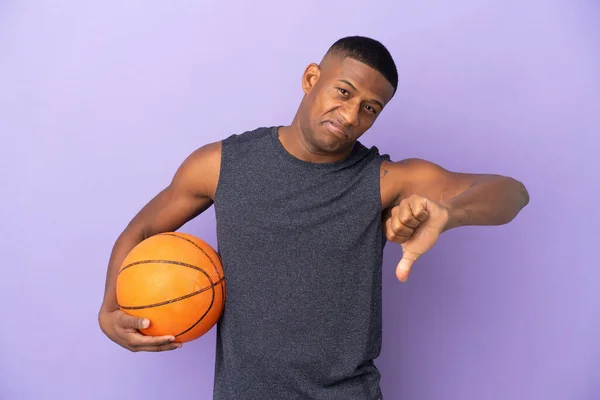Young Basketball Latin Player Man Isolated Purple Background Showing Thumb — Fotografia de Stock