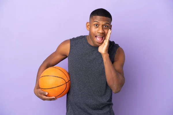 Young Basketball Latin Player Man Isolated Purple Background Surprise Shocked — Fotografia de Stock