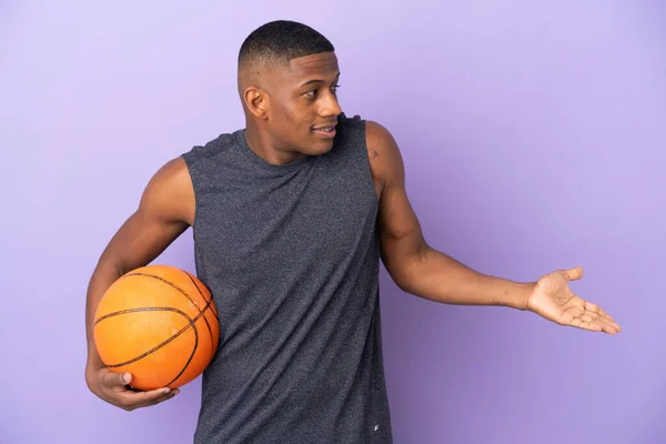 年轻的篮球选手 背景紫色 面带微笑 环顾四周 — 图库照片
