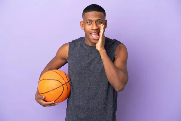 Young Basketball Latin Player Man Isolated Purple Background Shouting Mouth — Fotografia de Stock