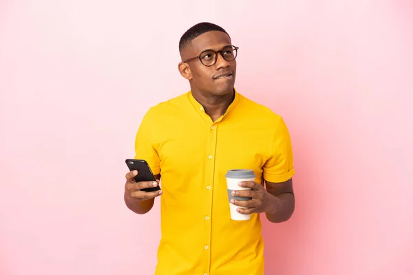 Jonge Latijn Man Geïsoleerd Roze Achtergrond Houden Koffie Mee Nemen — Stockfoto
