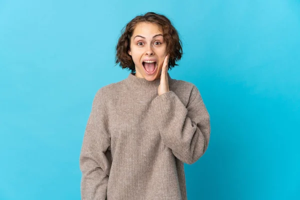 Jong Engels Vrouw Geïsoleerd Blauwe Achtergrond Met Verrassing Geschokt Gezicht — Stockfoto