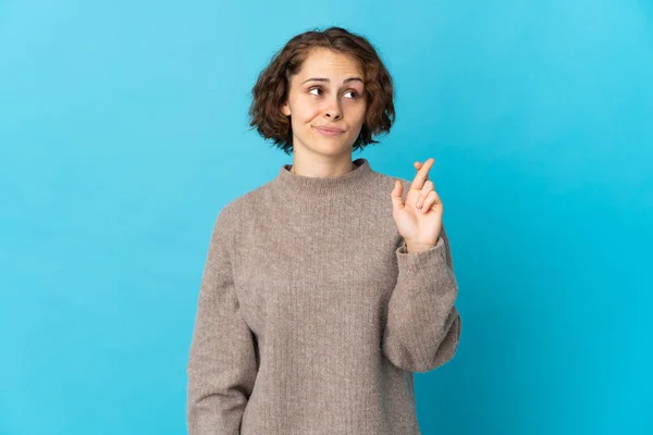 Young English Woman Isolated Blue Background Fingers Crossing Wishing Best — Stockfoto