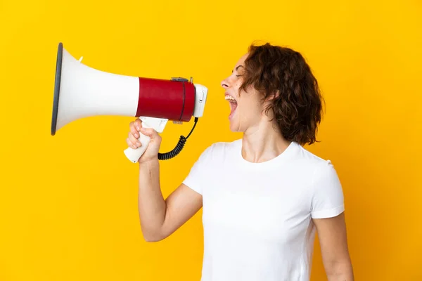 Jonge Engelse Vrouw Geïsoleerd Gele Achtergrond Schreeuwen Door Een Megafoon — Stockfoto